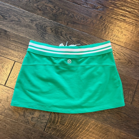 Lululemon super adorable green skirt in excellent condition - Picture 2 of 3